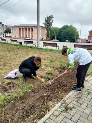 В рамках летнего экологического проекта "Чистый город" волонтёры гимназии наводят порядок в городе