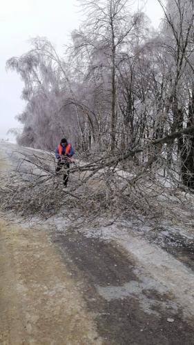 В Болховском районе продолжаются работы по восстановлению нарушенного непогодой электроснабжения