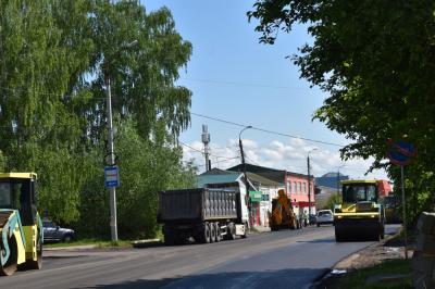 Подрядчик ООО "ГазРесурс" заканчивает укладку выравнивающего слоя асфальта на ул.Ленина